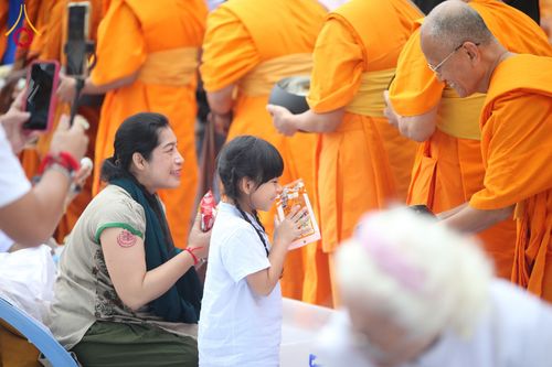 ภาพ No.210412:วันอาทิตย์ที่ 9 มีนาคม พ.ศ. 2568 พ่อเมืองโคราชจัดตักบาตรพระหมื่น ทำบุญเมือง 557 ปี