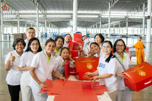 ภาพ No.211009:วันที่ 15 มีนาคม พ.ศ. 2568  บุญบรรจุกล่องไทยธรรม เพื่อถวายแด่พระสังฆาธิการ 40,000 กว่าวัดทั่วไทย ในวันคุ้มครองโลก 22 เมษายน พ.ศ. 2568