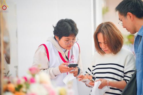 ภาพ No.205587:V.53 สารพัดV สารพัดดี ที่วัดโบสถ์บน ในโครงการธรรมยาตรา กตัญญูบูชา มหาปูชนียาจารย์ พระมงคลเทพมุนี(สด จนฺทสโร) พระผู้ปราบมาร อนุสรณ์สถาน 7 แห่ง ปีที่ 13 ระหว่างวันที่ 2-31 มกราคม พ.ศ. 2568