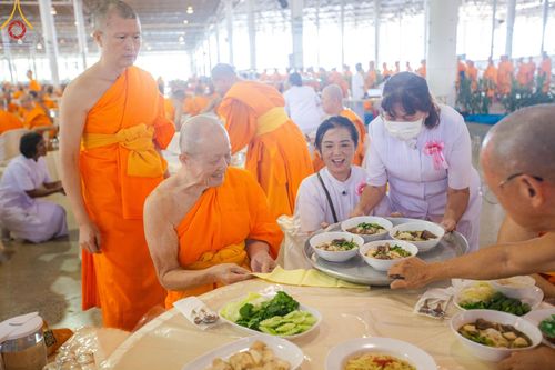 ภาพ No.150039:พิธีตักบาตร , พิธีปฎิบัติธรรม , พิธีถวายภัตตาหารเมนูสวรรค์ ในพรรษาแห่งการเข้าถึงธรรม วันธรรมชัย วันอังคารที่ 27 สิงหาคม พ.ศ.2567 ณ สภาธรรมกายสากล วัดพระธรรมกาย
