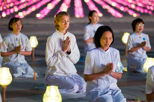 ภาพ No.279367:พิธีจุดวิสาขประทีป พิธีเวียนประทักษิณ ในวันวิสาขบูชา พุธที่ 22 พฤษภาคม พ.ศ. 2567 ( วันพระขึ้น 15 ค่ำ เดือน 6 ) ณ ลานธรรม พระมหาธรรมกายเจดีย์ วัดพระธรรมกาย จ.ปทุมธานี