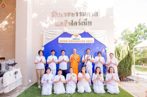 ภาพ No.252372:วันที่ 4-5 ตุลาคม พ.ศ. 2568  วัดพระธรรมกายแคลิฟอร์เนีย ประเทศสหรัฐอเมริกา ได้จัดพิธีตัดปอยผม โดยคณะสงฆ์ ญาติ ๆ และสาธุชน ให้กับนาคธรรมทายาท 8 ท่าน และได้จัดพิธีบรรพชา-อุปสมบท ฉลองพิธีทอดกฐินบรมจักรพรรดิ สร้างอุโบสถ 82 ปี บูชาธรรมหลวงพ่อธัมมชโย