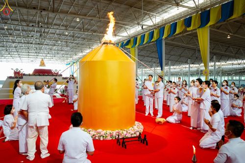 ภาพ No.89572:พิธีตักบาตร ข้าวสารอาหารแห้ง พิธีบูชาข้าวพระ และพิธีจุดเทียนใจ ไฟนิรันดร์  อนันตชัย ณ สภาธรรมกายสากล วัดพระธรรมกาย วันอาทิตย์ที่ 1 ตุลาคม พ.ศ. 2566