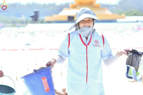 ภาพ No.130139:V.34 เพื่อธรรมเพื่อบางกล่ำ การรับบุญของเจ้าหน้าที่หน่วยงานต่างๆ  เพื่องานธรรมยาตราอัญเชิญพระบรมสารีริกธาตุ ประดิษฐาน ณ มหารัตนเจดีย์สิริปทุมสวรรค์ (เจดีย์อริยพุทธะ 5 พระองค์) ณ ศูนย์ปฏิบัติธรรมภาคใต้ อ.บางกล่ำ จ.สงขลา ระหว่างวันที่ 9-10 มีนาคม พ.ศ. 2567