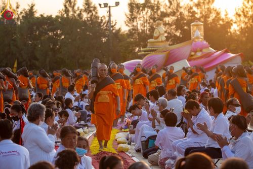 ภาพ No.107996:พิธีต้อนรับพระธรรมยาตรา ในโครงการธรรมยาตรากตัญญูบูชา มหาปูชนียาจารย์ พระมงคลเทพมุนี(สด จนฺทสโร) พระผู้ปราบมาร อนุสรณ์สถาน 7 แห่ง ปีที่ 12 วันที่ 7 มกราคม พ.ศ. 2567 ณ อนุสรณ์สถานคลองบางนางแท่น  อ.สามพราน จ.นครปฐม