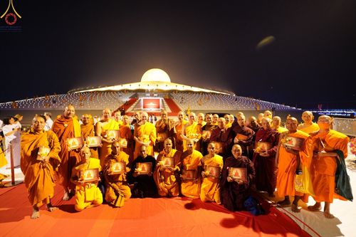 ภาพ No.77329:พิธีจุดมาฆประทีป ในวันมาฆบูชา อาทิตย์ต้นเดือนที่ 6 มีนาคม พ.ศ. 2566 ณ วัดพระธรรมกาย อ.คลองหลวง จ.ปทุมธานี