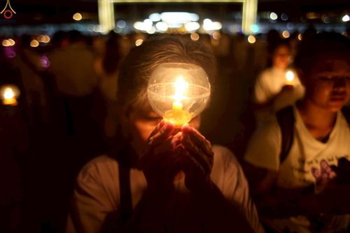 ภาพ No.224097:วันวิสาขบูชา วันอาทิตย์ที่ 11 พฤษภาคม พ.ศ. 2568 พิธีจุดวิสาขประทีป ,  พิธีเวียนประทักษิณรอบพระมหาธรรมกายเจดีย์ , พิธีฉลองชัยสวดมนต์บทธัมมจักกัปปวัตตนสูตร ครบ 7,357,000,000 จบ ณ มหารัตนวิหารคด วัดพระธรรมกาย