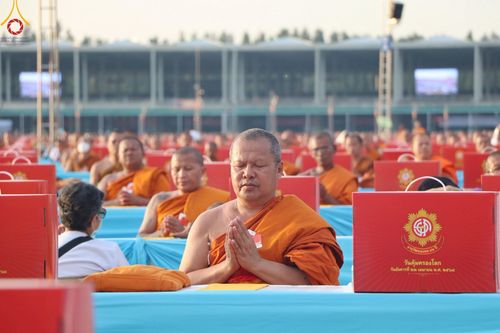 ภาพ No.221695:วันอังคารที่ 22 เมษายน พ.ศ. 2568 ภาพพิธีถวายมหาสังฆทานคณะสงฆ์ 40,000 กว่าวัดทั่วประเทศ เนื่องในวันคุ้มครองโลก ชุดที่ 2 (ปลื้มให้สมการรอคอย) ณ ลานธรรมพระมหาธรรมกายเจดีย์ วัดพระธรรมกาย