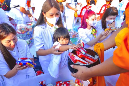 ภาพ No.101954:ตักบาตรพระ 10,000 รูป เติมบุญให้แผ่นดิน เนื่องในโอกาส 192 ปี จังหวัดกาญจนบุรี หนึ่งในโครงการตักบาตรพระ 2,000,000 รูป  77 จังหวัดทุกวัดทั่วไทย วันจันทร์ที่ 11 ธันวาคม พ.ศ. 2566 บริเวณถนนสองแคว (SKY WALK) เมืองกาญจนบุรี