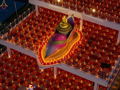 ภาพ No.201705:พิธีจุดประทีปถวายเป็นพุทธบูชา และบูชาธรรมมหาปูชนียาจารย์ ณ อาคารธรรมยาตรา กตัญญูบูชามหาปูชนียาจารย์ ตรงข้ามวัดปากน้ำภาษีเจริญ จ.กรุงเทพมหานคร ในโครงการธรรมยาตรา กตัญญูบูชา มหาปูชนียาจารย์ พระมงคลเทพมุนี(สด จนฺทสโร) พระผู้ปราบมาร อนุสรณ์สถาน 7 แห่ง