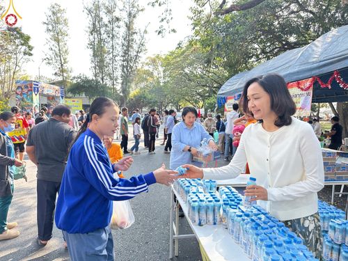 ภาพ No.194000:วัดพระธรรมกาย จัดงานวันเด็กแห่งชาติ ประจำปี พ.ศ.2568 ออกร้านอาหาร 200 ร้าน มอบของขวัญหลายหมื่นชิ้น วันที่ 12 มกราคม พ.ศ. 2568 วัดพระธรรมกาย อ.คลองหลวง จ.ปทุมธานี