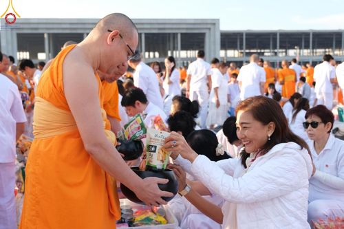 ภาพ No.187870:พิธีตักบาตรฉลองพระใหม่ ต้อนรับพุทธศักราช 2568 ณ ลานธรรมพระมหาธรรมกายเจดีย์ วัดพระธรรมกาย จ.ปทุมธานี วันที่ 1 มกราคม พ.ศ. 2568