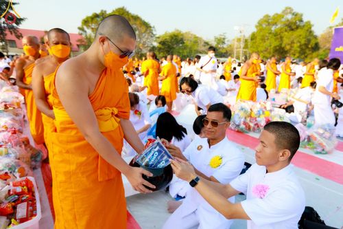 ภาพ No.112836:พิธีตักบาตรพระธรรมยาตราฯ ณ วัดสองพี่น้อง จ.สุพรรณบุรี วันที่ 15 มกราคม พ.ศ. 2567