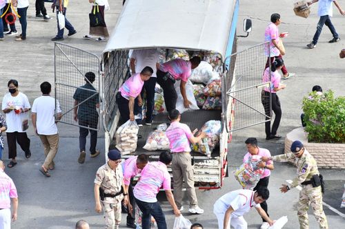 ภาพ No.150936:พิธีเจริญพระพุทธมนต์ และทำบุญตักบาตรแด่คณะสงฆ์ จำนวน 121 รูป เนื่องในโอกาสฉลองครบรอบ 120 ปี อำเภอคลองหลวง จังหวัดปทุมธานี เพื่อถวายเป็นพุทธบูชา ช่วยเหลือผู้ประสบความเดือดร้อนจากอุทกภัย และคณะสงฆ์ 323 วัด 4 จังหวัดชายแดนภาคใต้ วันเสาร์ที่ 31 สิงหาคม พ.ศ. 