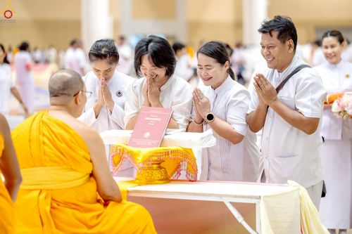 ภาพ No.228454:วันอาทิตย์ที่ 8 มิถุนายน พ.ศ. 2568 พิธีถวายทุนสนับสนุนพระไตรปิฎกฉบับธรรมชัย และอนุรักษ์คัมภีร์โบราณ ณ ห้องแก้วสารพัดนึก 2 วัดพระธรรมกาย