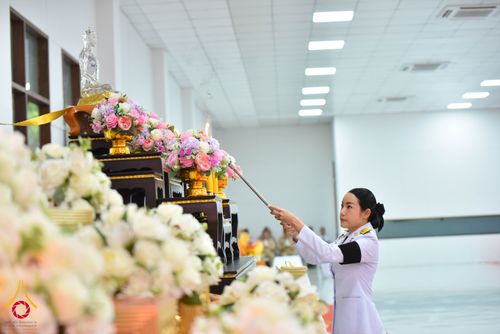 ภาพ No.344188:วันที่ 12 สิงหาคม พ.ศ. 2569  พสกนิกรชาวอำเภอคลองหลวง พร้อมใจร่วมพิธีสวดพระพุทธมนต์และทำบุญตักบาตรถวายพระราชกุศล เนื่องในวันคล้ายวันพระราชสมภพ สมเด็จพระบรมราชชนนีพันปีหลวง และวันแม่แห่งชาติ 12 สิงหาคม 2569