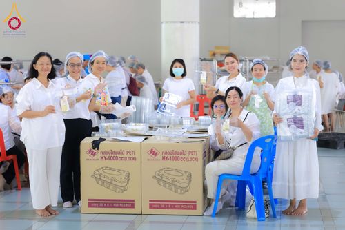 ภาพ No.323580:วันที่ 21 เมษายน 2569 ปอกทุเรียน 26 ตัน 75,000 กล่อง เตรียมงานถวายสังฆทาน40000กว่าวัดทั่วประเทศ