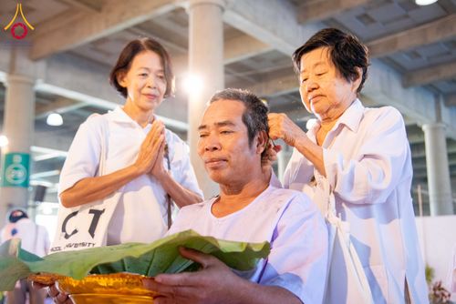 ภาพ No.293628:วันที่ 10 มกราคม พ.ศ. 2569 พิธีปลงผมธรรมทายาทบูชาธรรม 117  ปี คุณยายอาจารย์ฯ ณ วิหารคด วัดพระธรรมกาย ปทุมธานี