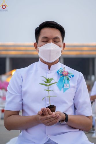 ภาพ No.90182:พิธีปลูกทรัพย์บานชื่น  เนื่องใน 139 ปี วันคล้ายวันเกิดด้วยรูปกายเนื้อ พระมงคลเทพมุนี (สด จนฺทสโร) พระผู้ปราบมาร วันอังคารที่ 10 ตุลาคม พ.ศ. 2566 ณ วัดพระธรรมกาย จ.ปทุมธานี