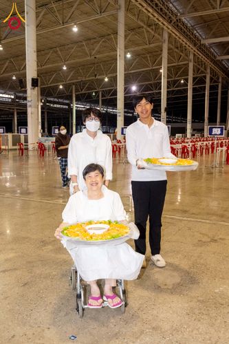 ภาพ No.305255:วันที่ 29 มกราคม พ.ศ. 2569 พิธีถวายภัตตาหารเป็นสังฆทาน แด่พระธรรมยาตรา ณ วัดพระธรรมกาย  จังหวัดปทุมธานี ในโครงการธรรมยาตรา กตัญญูบูชา มหาปูชนียาจารย์ พระมงคลเทพมุนี(สด จนฺทสโร) พระผู้ปราบมาร อนุสรณ์สถาน 7 แห่ง ปีที่ 14