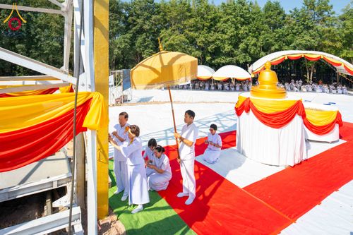 ภาพ No.285791:วันพุธที่ 10 ธันวาคม พ.ศ.2568  พิธีตอกเสาเข็มมงคลต้นสุดท้าย รองรับองค์พระเจดีย์เพื่อสร้างสันติภาพโลก ณ ศูนย์ปฏิบัติธรรมและศูนย์อบรมเยาวชน ชัยนาท