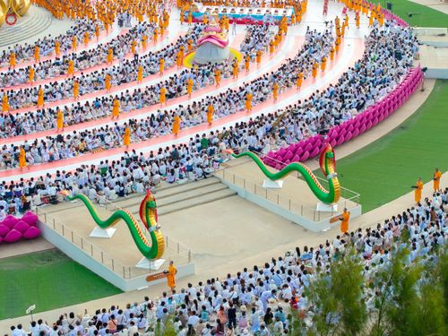 ภาพ No.302648:วันที่ 24 มกราคม พ.ศ. 2569 พิธีตักบาตรพระธรรมยาตรา(ภาพชุดที่ 2) ณ อนุสรณ์สถานลำดับที่ 5 สถานที่เผยแผ่วิชชาธรรมกายครั้งแรก อนุสรณ์สถานบางปลา วัดบางปลา อำเภอบางเลน จังหวัดนครปฐม ในโครงการธรรมยาตรา กตัญญูบูชา มหาปูชนียาจารย์ พระมงคลเทพมุนี(สด จนฺทสโร) พระผู