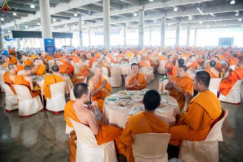 ภาพ No.325876:วันที่ 22 เมษายน พ.ศ.2569(วันคุ้มครองโลก) งานถวายมหาสังฆทาน 40,000 กว่าวัดทั่วประเทศ เจ้าหน้าที่ สาธุชน ร่วมใจจัดเตรียมภัตตาหารเพล (ชุด 2)