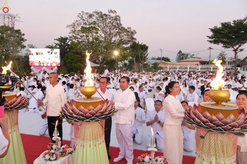 ภาพ No.294034:วันที่ 13 มกราคม พ.ศ. 2569 พิธีจุดประทีปถวายเป็นพุทธบูชา และบูชาธรรมมหาปูชนียาจารย์  (ภาพชุดที่ 2) ณ วัดสองพี่น้อง ต.ต้นตาล อ.สองพี่น้อง จ.สุพรรณบุรี ในโครงการธรรมยาตรา กตัญญูบูชา มหาปูชนียาจารย์ พระมงคลเทพมุนี(สด จนฺทสโร) พระผู้ปราบมาร อนุสรณ์สถาน 7 แห่