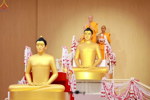 ภาพ No.84763:พิธีบรรจุพระบรมสารีริกธาตุภายในเกตุดอกบัวตูม องค์พระประธาน ณ ห้องแก้วสารพัดนึก 2 วัดพระธรรมกาย ในวันอาสาฬหบูชา อังคารที่ 1 สิงหาคม พ.ศ.2566