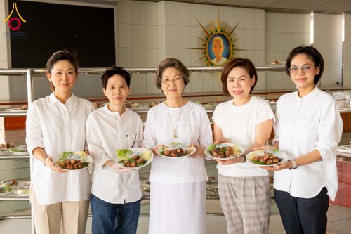 ภาพ No.310092:วันที่ 7 กุมภาพันธ์ พ.ศ. 2569 พิธีถวายภัตตาหารเมนูสวรรค์ เพื่อการบรรลุธรรม ณ หอฉันคุณยายอาจารย์ฯ วัดพระธรรมกาย