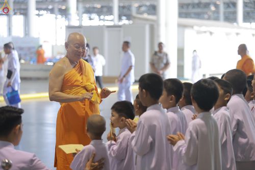 ภาพ No.311389:วันอาทิตย์ต้นเดือนที่ 1 มีนาคม พ.ศ.2569 พิธีตักบาตร และ พิธีบูชาข้าวพระ ณ สภาธรรมกายสากล วัดพระธรรมกาย