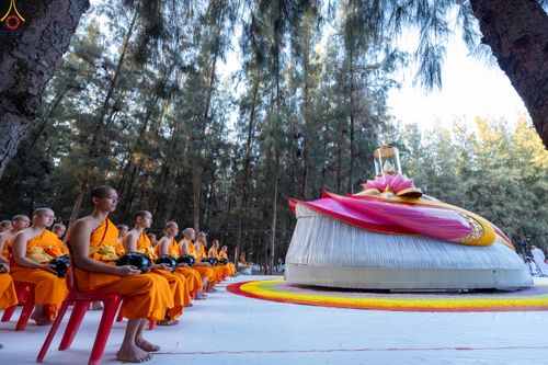 ภาพ No.289188:วันที่ 7 มกราคม พ.ศ. 2569 พิธีตักบาตรพระธรรมยาตรา ณ อนุสรณ์สถานลำดับที่ 1 สถานที่เกิดด้วยรูปกายเนื้อ อนุสรณ์สถานมหาวิหารพระมงคลเทพมุนี (โลตัสแลนด์) อ.สองพี่น้อง จ.สุพรรณบุรี ในโครงการธรรมยาตรา กตัญญูบูชา มหาปูชนียาจารย์ พระมงคลเทพมุนี(สด จนฺทสโร) พระผู้ป