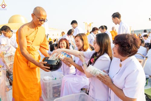 ภาพ No.279871:วันที่ 1 มกราคม พ.ศ.2569 พิธีตักบาตรในวันขึ้นปีใหม่ ณ ลานธรรม วัดพระธรรมกาย