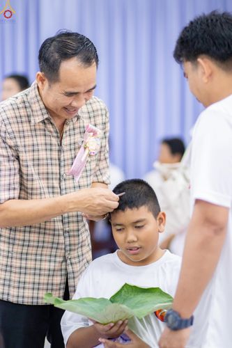 ภาพ No.320110:วันเสาร์ที่ 4 เมษายน 2569 พิธีตัดปอยผม ขอขมาผู้ปกครอง  มอบบาตร-ผ้าไตร และพิธีบรรพชาสามเณร 87 รูป  ณ ศูนย์ปฏิบัติธรรมระยอง(บ้านช่องลม)  ต.บางบุตร อ.บ้านค่าย จ.ระยอง