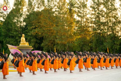 ภาพ No.290667:วันที่ 8 มกราคม พ.ศ. 2569 พระธรรมยาตราปฏิบัติธรรม และถ่ายภาพหมู่ประวัติศาสตร์ ในโครงการธรรมยาตรา กตัญญูบูชามหาปูชนียาจารย์ พระมงคลเทพมุนี(สด จนฺทสโร) พระผู้ปราบมาร อนุสรณ์สถาน 7 แห่ง ปีที่ 14 ณ อนุสรณ์สถานคลองบางนางแท่น อ.สามพราน จ.นครปฐม