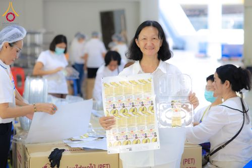 ภาพ No.323581:วันที่ 21 เมษายน 2569 ปอกทุเรียน 26 ตัน 75,000 กล่อง เตรียมงานถวายสังฆทาน40000กว่าวัดทั่วประเทศ