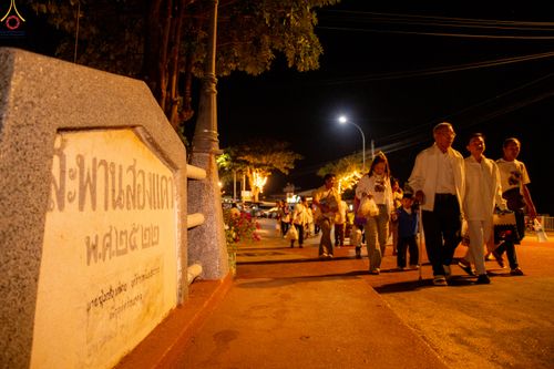 ภาพ No.282548:วันเสาร์ที่ 20 ธันวาคม พ.ศ.2568 พิธีตักบาตรพระ 10,000 รูป (ชุด 2) เนื่องในโอกาส 194 ปี จังหวัดกาญจนบุรี และอุทิศส่วนกุศลให้แด่บรรพชนทั้งหลาย บริเวณถนนสองแคว (Skywalk) เมืองกาญจนบุรี