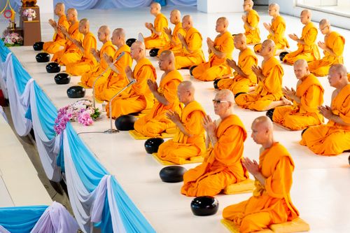 ภาพ No.311287:วันอาทิตย์ต้นเดือนที่ 1 มีนาคม พ.ศ.2569 พิธีตักบาตร และ พิธีบูชาข้าวพระ ณ สภาธรรมกายสากล วัดพระธรรมกาย