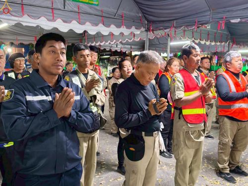 ภาพ No.300582:ภาพเบื้องหลังอาสาสมัครรวมใจ ชุดที่ 3 ในโครงการธรรมยาตรา กตัญญูบูชา มหาปูชนียาจารย์ พระมงคลเทพมุนี(สด จนฺทสโร) พระผู้ปราบมาร อนุสรณ์สถาน 7 แห่ง ปีที่ 14