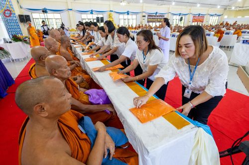 ภาพ No.137725:พิธีตักบาตร พิธีถวายสังฆทานแด่คณะสงฆ์ 323 วัด พิธีทำบุญอุทิศส่วนกุศลแด่ผู้วายชนม์ ในเหตุการณ์ความไม่สงบ 4 จังหวัดชายแดนภาคใต้ ปีที่ 20 ครั้งที่ 169 และพิธีมอบกองทุนหนุนแรงใจช่วยครูใต้ ปีที่ 17 ครั้งที่ 134 วันที่ 25 พฤษภาคม พ.ศ.2567 อ.ตากใบ จ.นราธิวาส
