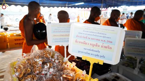 ภาพ No.74465:พิธีถวายภัตตาหารเป็นสังฆทาน แด่คณะพระธรรมยาตราฯ ในโครงการธรรมยาตรากตัญญูบูชา มหาปูชนียาจารย์ พระมงคลเทพมุนี(สด จนฺทสโร) พระผู้ปราบมาร อนุสรณ์สถาน 7 แห่ง ปีที่ 11 วันที่ 26 มกราคม พ.ศ. 2566