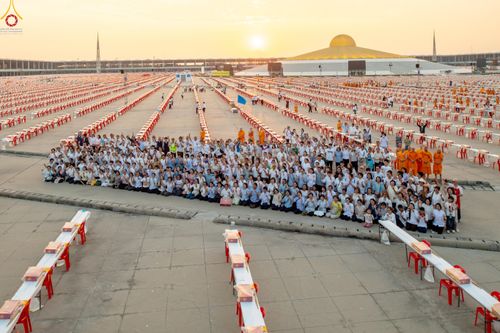 ภาพ No.322643:วันที่ 17 เมษายน พ.ศ.2569 การเรียงกล่องไทยธรรม เรียงน้ำดื่ม เรียงร่ม ณ ลานธรรมพระมหาธรรมกายเจดีย์ เพื่องานถวายมหาสังฆทาน 40,000 กว่าวัดทั่วประเทศ วันคุ้มครองโลก 22 เมษายน พ.ศ.2569 วัดพระธรรมกาย