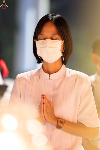 ภาพ No.73325:พิธีจุดประทีปถวายเป็นพุทธบูชา และบูชาธรรมมหาปูชนียาจารย์ ในโครงการธรรมยาตรากตัญญูบูชา มหาปูชนียาจารย์ พระมงคลเทพมุนี(สด จนฺทสโร) พระผู้ปราบมาร ปีที่ 11 ณ อนุสรณ์สถานลำดับที่ 4 สถานที่เกิดด้วยกายธรรม วัดโบสถ์ (บน) บางคูเวียง อ.บางกรวย จ.นนทบุรี วันที่ 21 