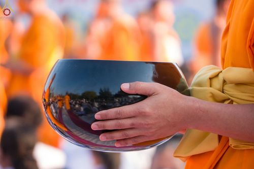 ภาพ No.72079:พิธีตักบาตรพระธรรมยาตราฯ ในโครงการธรรมยาตรากตัญญูบูชา มหาปูชนียาจารย์ พระมงคลเทพมุนี(สด จนฺทสโร) พระผู้ปราบมาร ปีที่ 11 ณ อนุสรณ์สถานลำดับที่ 3 สถานที่เกิดใหม่ในเพศสมณะ วัดสองพี่น้อง อ.สองพี่น้อง จ.สุพรรณบุรี วันที่ 18 มกราคม พ.ศ. 2566