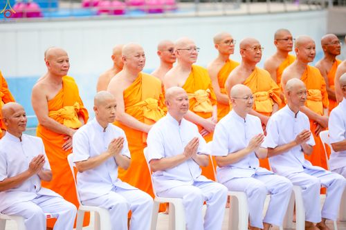 ภาพ No.330585:วันที่ 30 พฤษภาคม พ.ศ.2569 พิธีตัดปอยผมและปลงผม อุบาสกอุปสมบทอุทิศชีวิต 11 ท่าน (ภาพชุดที่ 2) ณ โบสถ์พระไตรปิฎก วัดพระธรรมกาย จังหวัดปทุมธานี