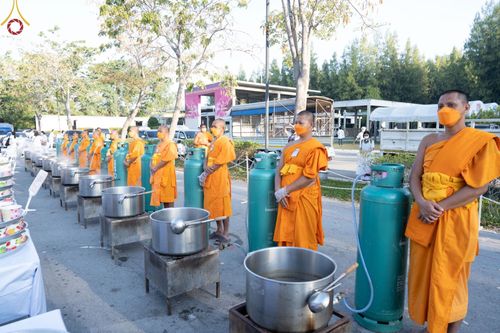 ภาพ No.71393:พิธีถวายภัตตาหารเป็นสังฆทาน แด่คณะพระธรรมยาตราฯ ในโครงการธรรมยาตรากตัญญูบูชา มหาปูชนียาจารย์ พระมงคลเทพมุนี(สด จนฺทสโร) พระผู้ปราบมาร อนุสรณ์สถาน 7 แห่ง ปีที่ 11 วันที่ 15 มกราคม พ.ศ. 2566