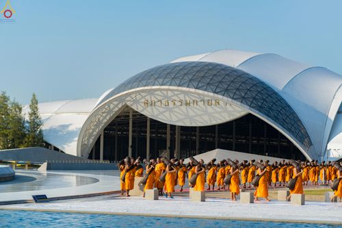 ภาพ No.281570:วันที่ 24 ธันวาคม พ.ศ.2568 พระธรรมยาตรา ปฏิบัติธรรม และถ่ายภาพหมู่ประวัติศาสตร์ ณ ลานหน้ามหาวิหารพระมงคลเทพมุนีฯ วัดพระธรรมกาย