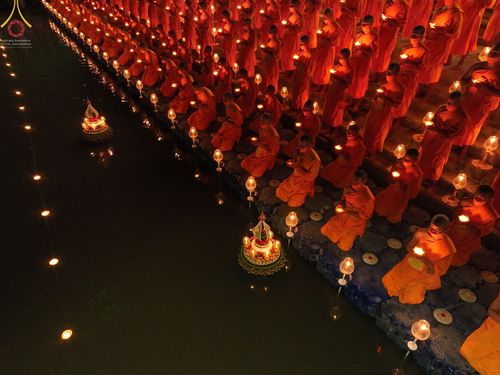 ภาพ No.71953:พิธีจุดประทีปถวายเป็นพุทธบูชา และบูชาธรรมมหาปูชนียาจารย์ ในโครงการธรรมยาตรากตัญญูบูชา มหาปูชนียาจารย์ พระมงคลเทพมุนี(สด จนฺทสโร) พระผู้ปราบมาร ปีที่ 11 ณ อนุสรณ์สถานลำดับที่ 3 สถานที่เกิดใหม่ในเพศสมณะ วัดสองพี่น้อง อ.สองพี่น้อง จ.สุพรรณบุรี วันที่ 17 มกร