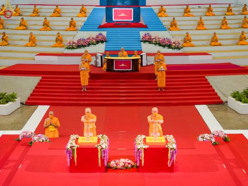 ภาพ No.83712:พิธีวางแผ่นจารึกชื่อและพิธีวางพวงมาลัยสักการะพระประธาน วันอาทิตย์ที่ 16 กรกฎาคม พ.ศ. 2566 ณ รัตนบัลลังก์ สภาธรรมกายสากล วัดพระธรรมกาย