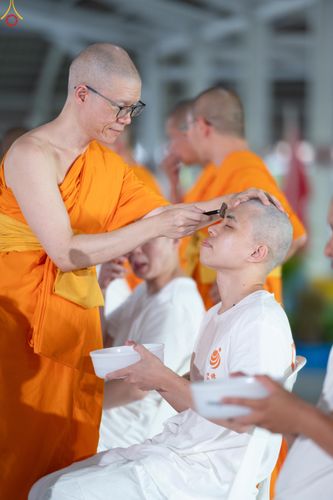 ภาพ No.338353:วันอาทิตย์ที่ 5 กรกฎาคม พศ.2569 พิธีตัดปอยผมธรรมทายาทนานาชาติ IDOP รุ่นที่ 21 จากประเทศจีน มาเลเซีย สิงคโปร์ และไต้หวัน ณ โถงช้าง วัดพระธรรมกาย